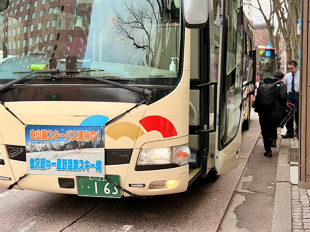 金澤市區前往白山一里野溫泉滑雪場的接駁巴士