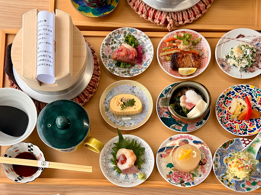 石川縣加賀 九谷滿月 釜飯 滿腹 九谷燒盛裝的料理