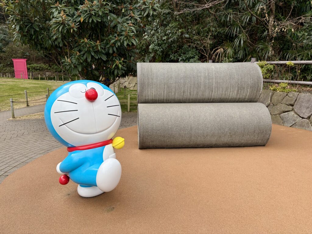 【東京近郊】粉絲必去神奇「哆啦A夢」世界！「藤子・F・不二雄博物館」必買必玩一日最強攻略